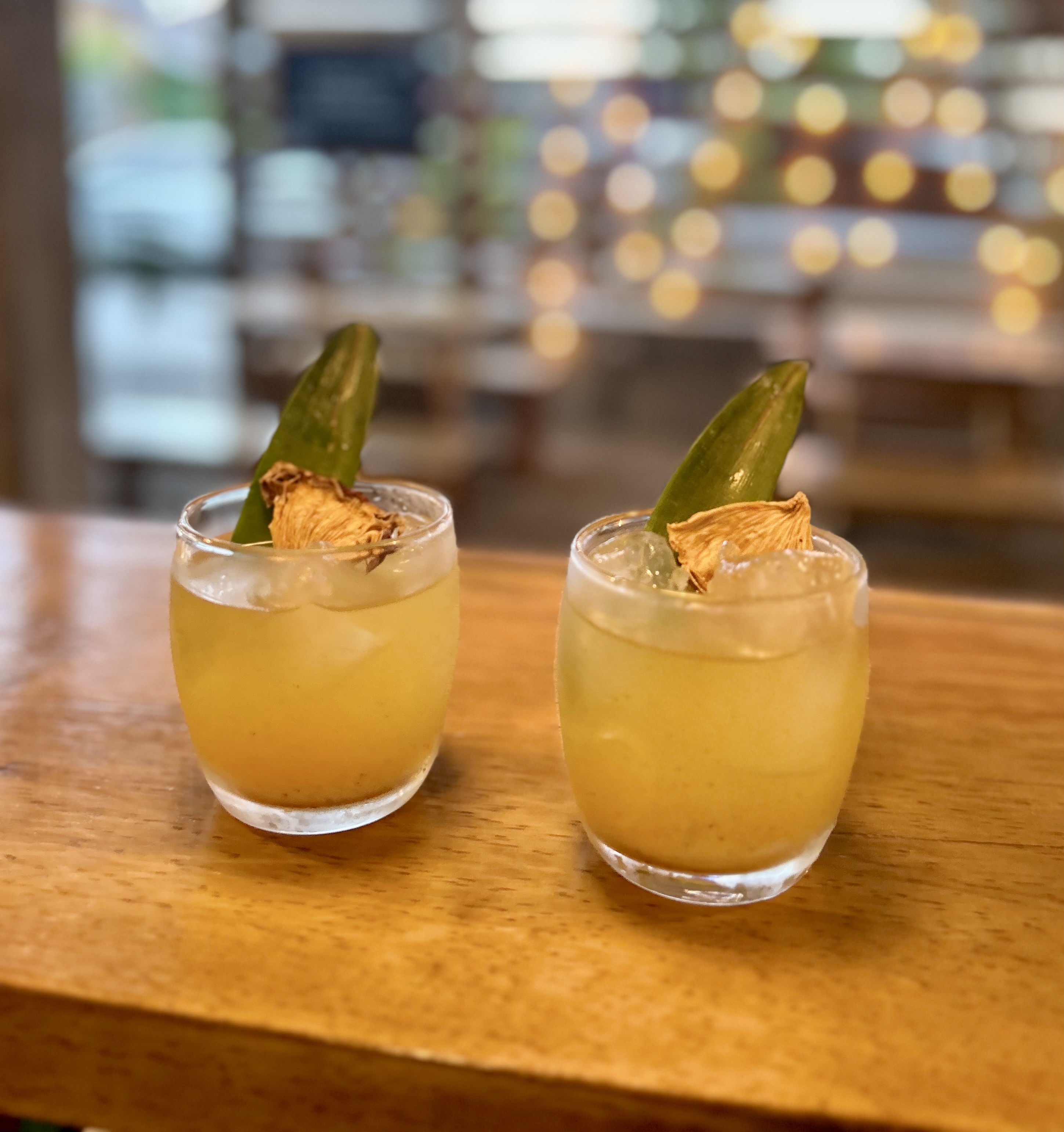Coctel de piña ahumada con hielo y decoración de piña fresca